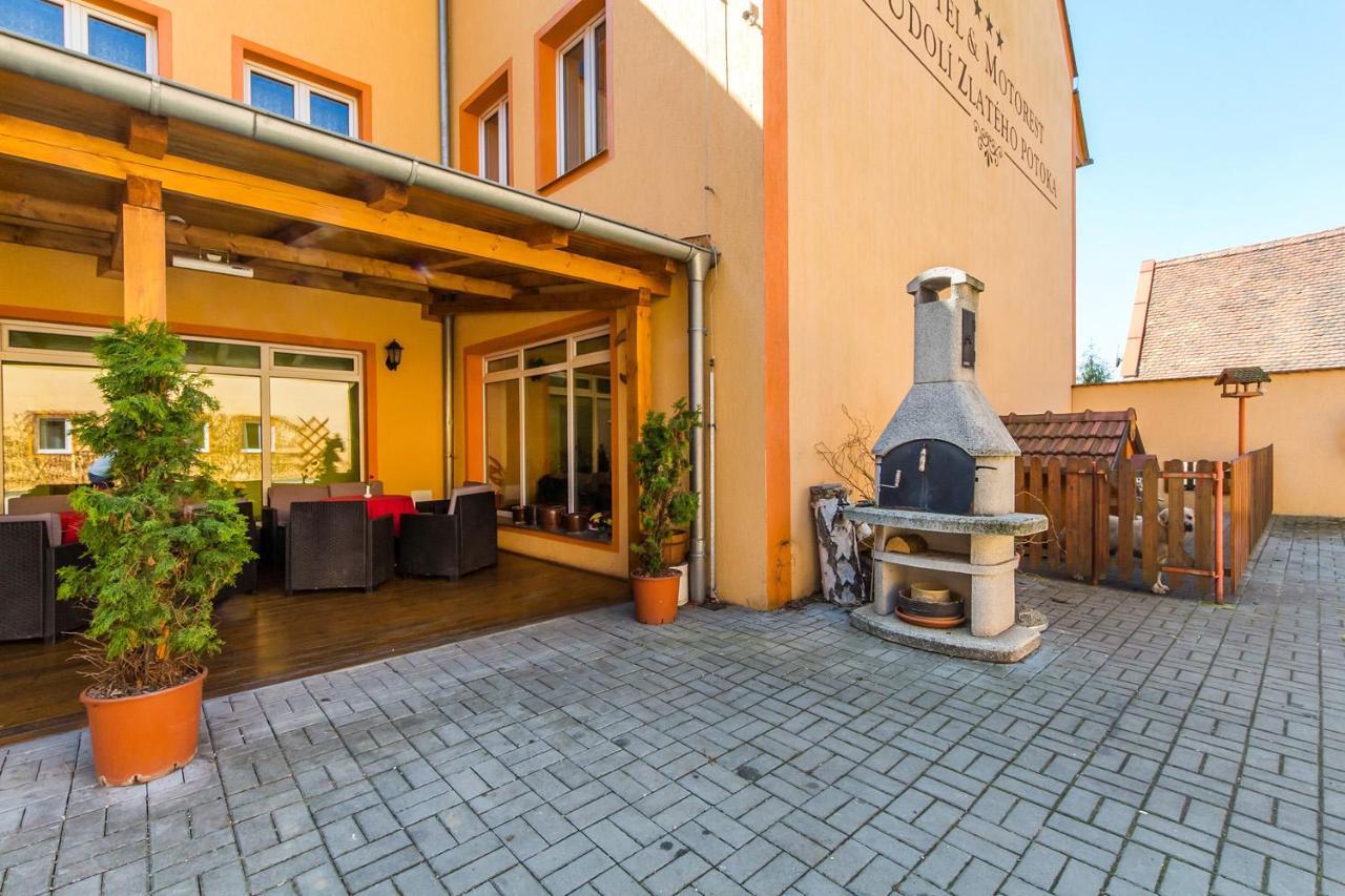 Hotel & Motorest V Udoli Zlateho Potoka Blsany Exterior photo